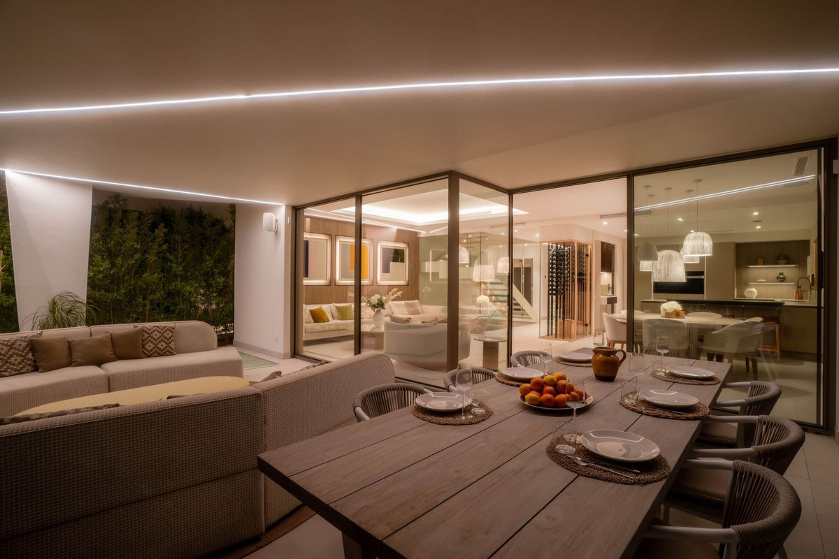 4 Bedroom Villa in Marbella - Photo 49