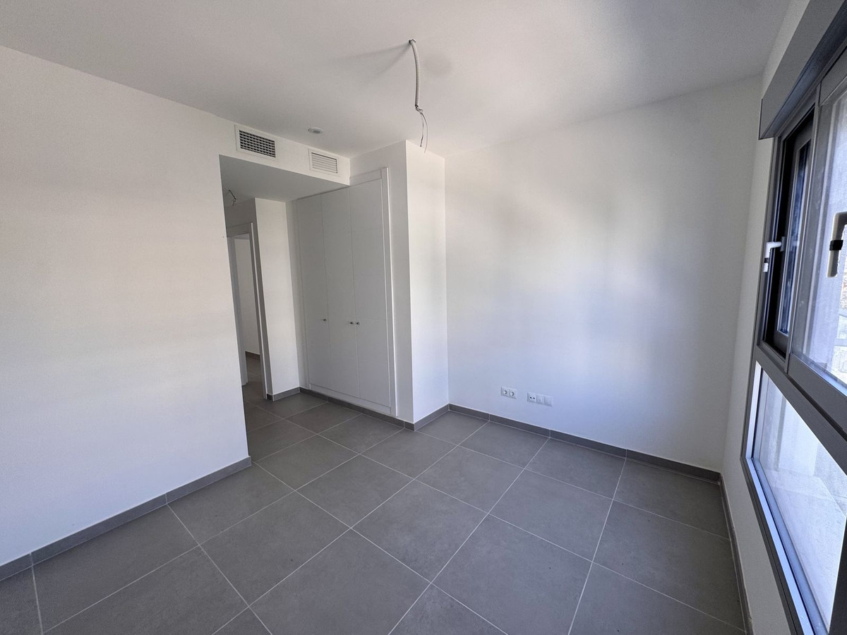 2 Bedroom Apartment in Benalmádena - Photo 24
