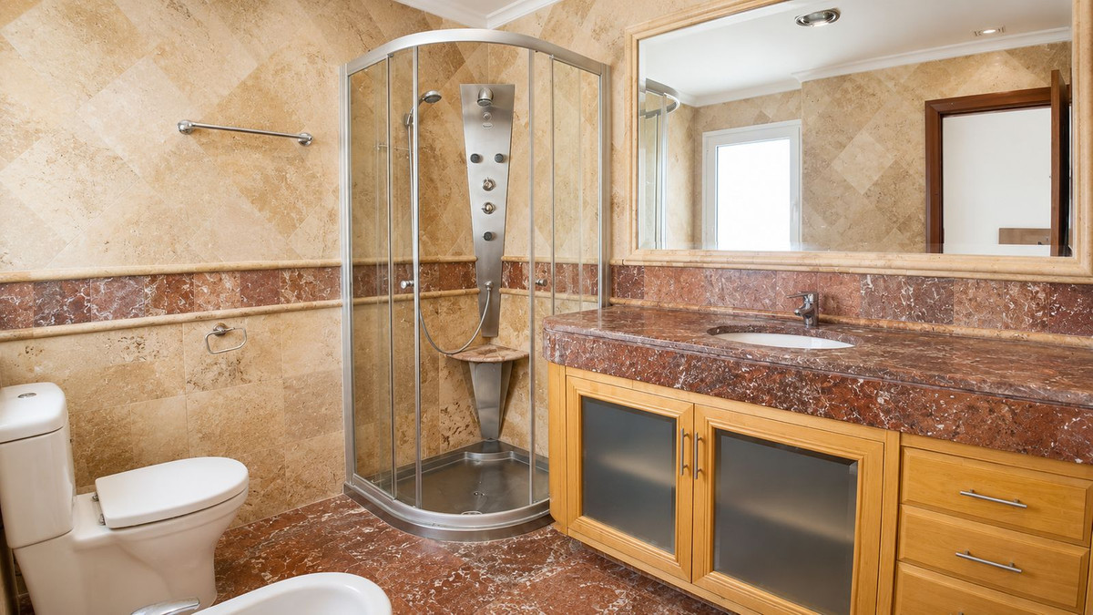 Piso de 4 dormitorios con piscina en Málaga – Foto 29