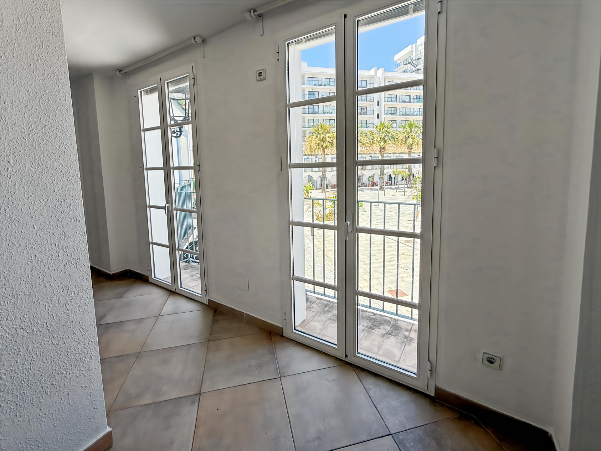 1 Bedroom Penthouse in Benalmádena - Photo 2