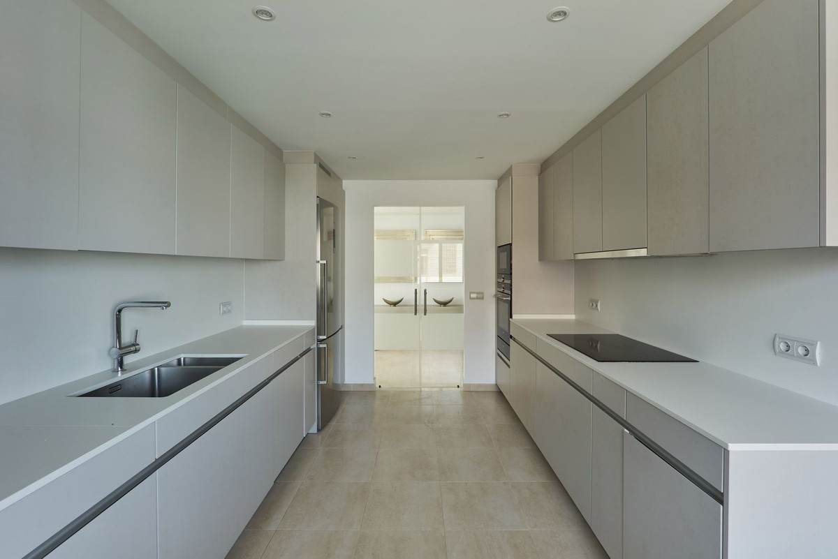 3 Bedroom Penthouse in Estepona - Photo 32