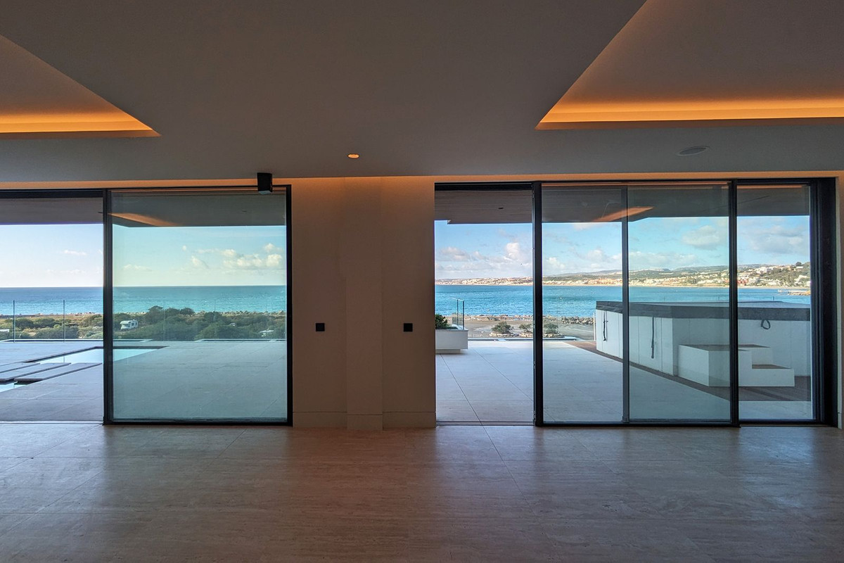 4 Bedroom Apartment in Estepona - Photo 5