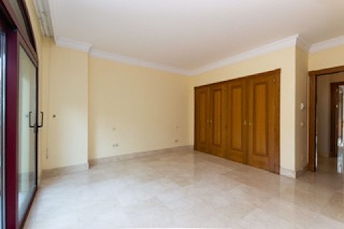 4 Bedroom Villa in Marbella - Photo 14