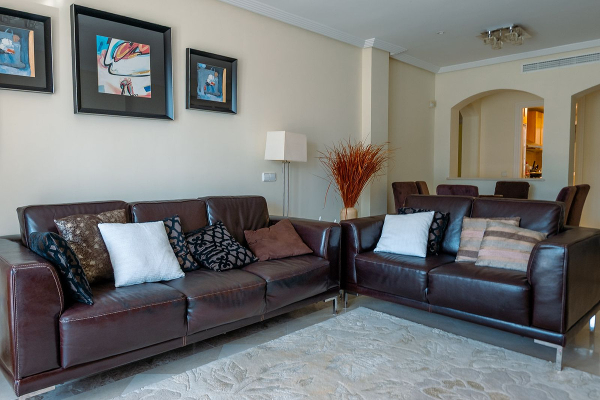 3 Bedroom Apartment in Benahavís - Photo 10