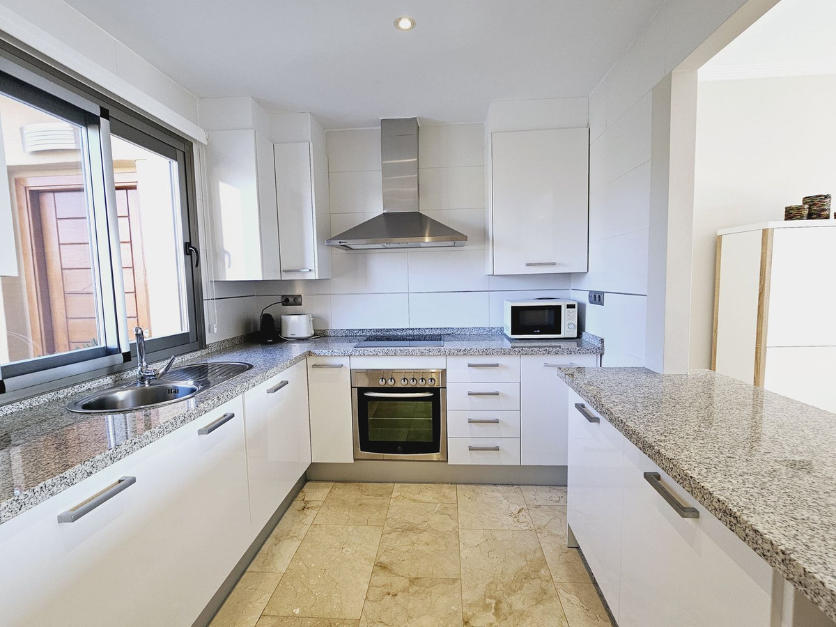2 Bedroom Penthouse in Estepona - Photo 11