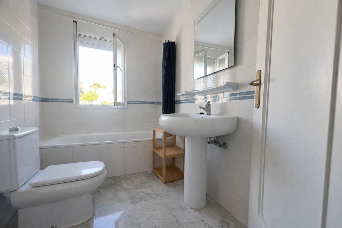 3 Bedroom Apartment in Torremolinos - Photo 13