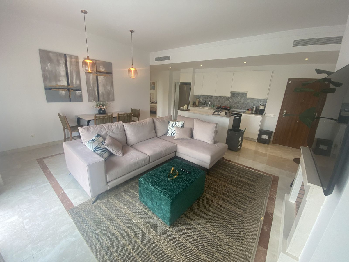 3 Bedroom Apartment in Estepona - Photo 2
