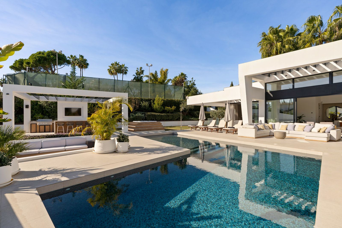 6 Bedroom Villa in Marbella - Photo 2