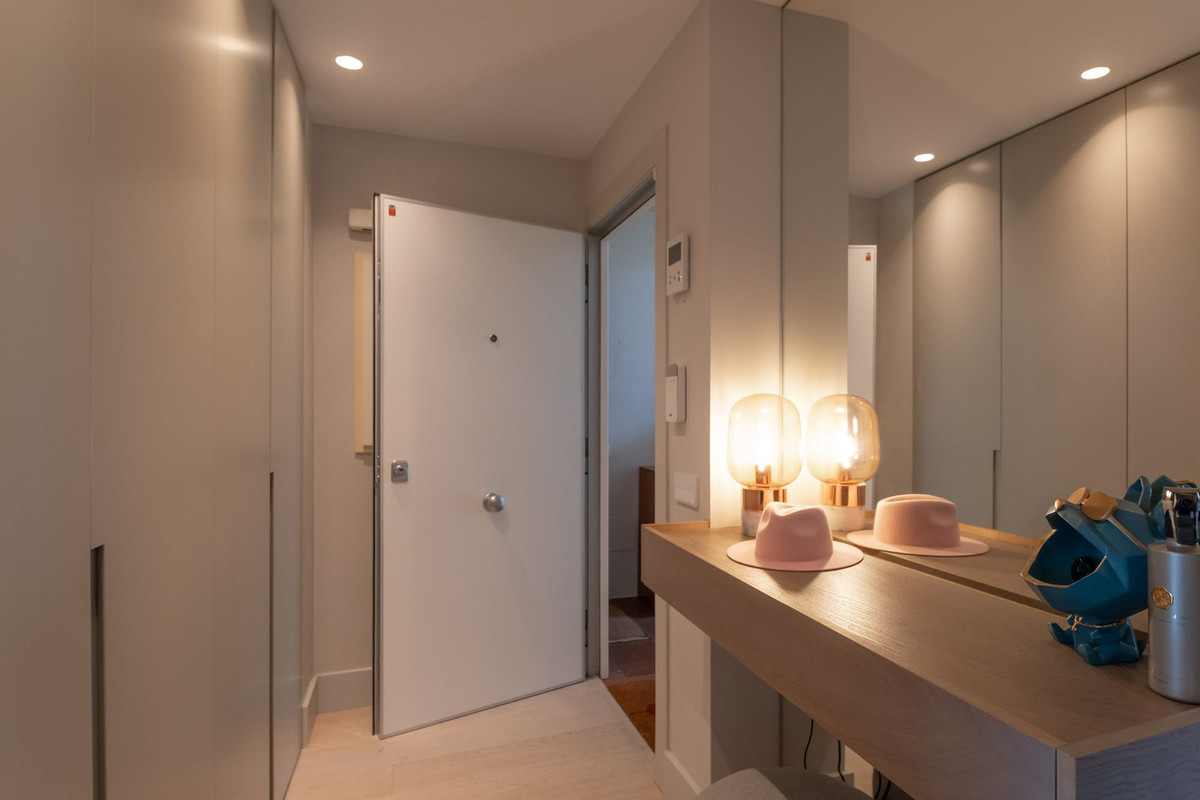 2 Bedroom Apartment in Marbella - Photo 4