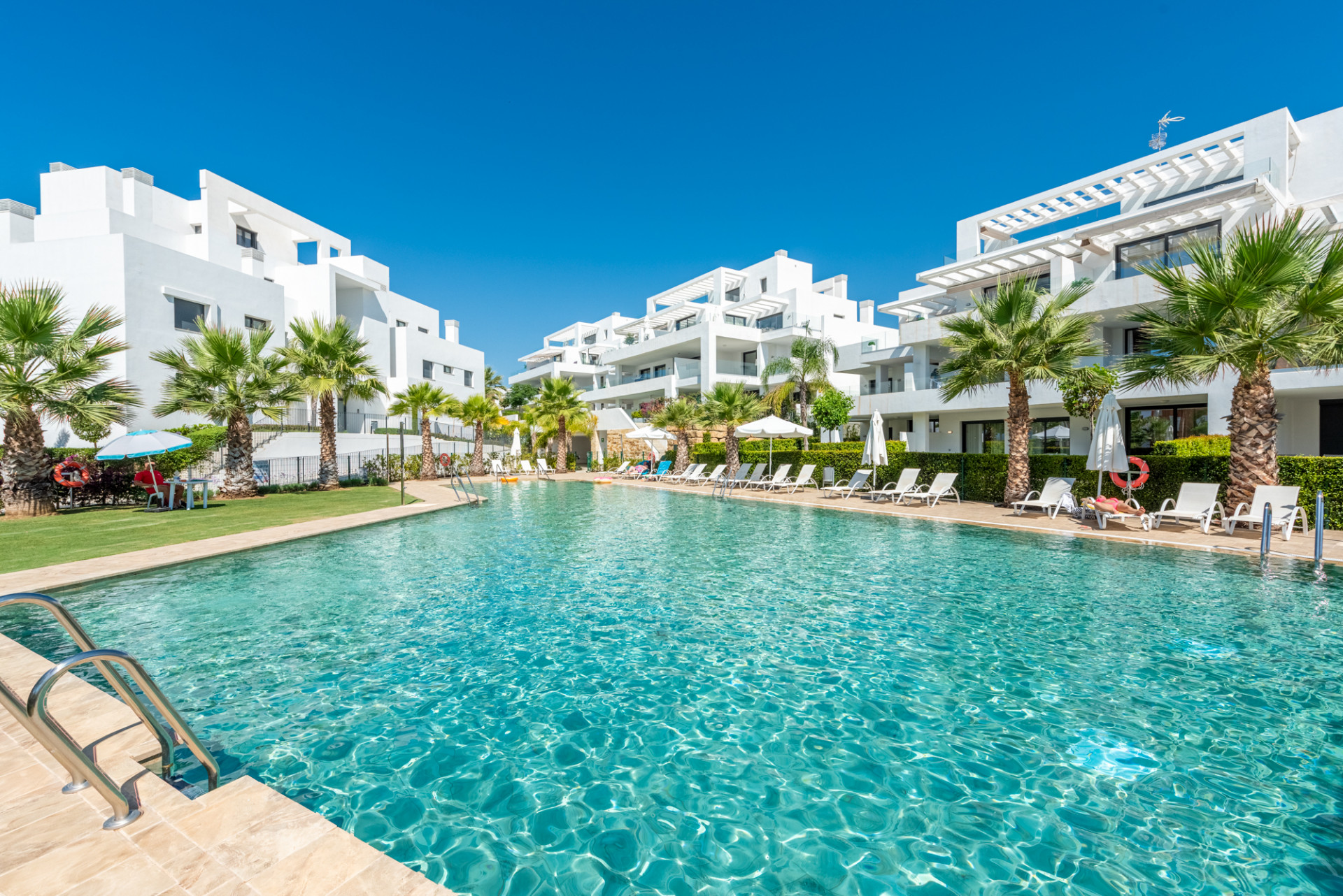 3 Bedroom Penthouse in Estepona - Photo 3