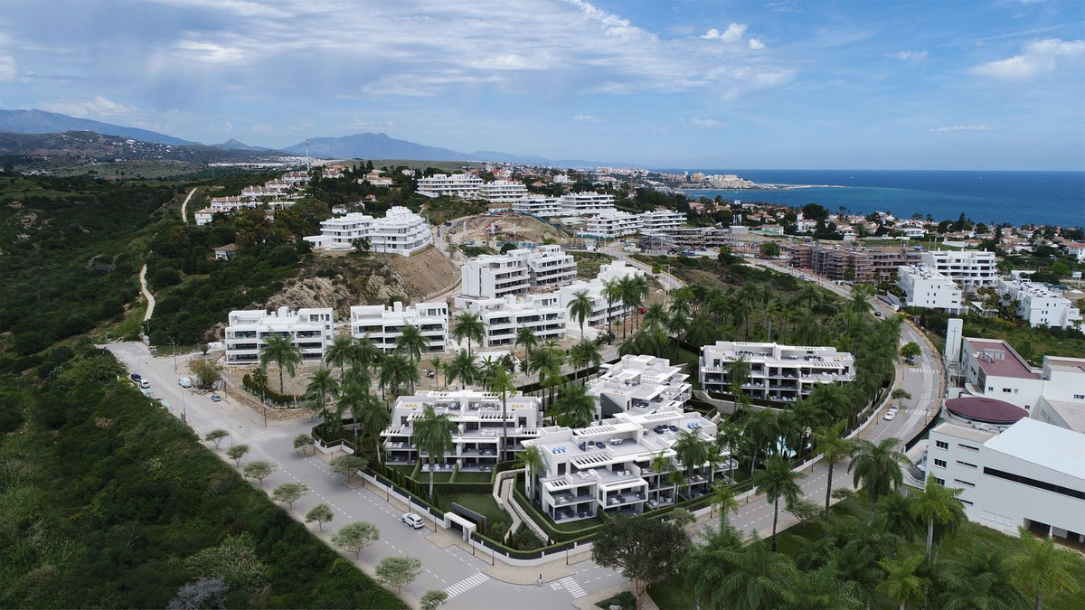 2 Bedroom Apartment in Estepona - Photo 2