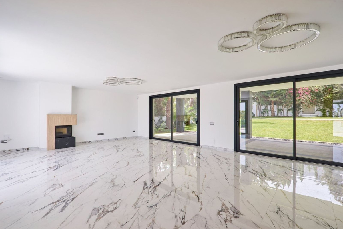 5 Bedroom Villa in Marbella - Photo 6