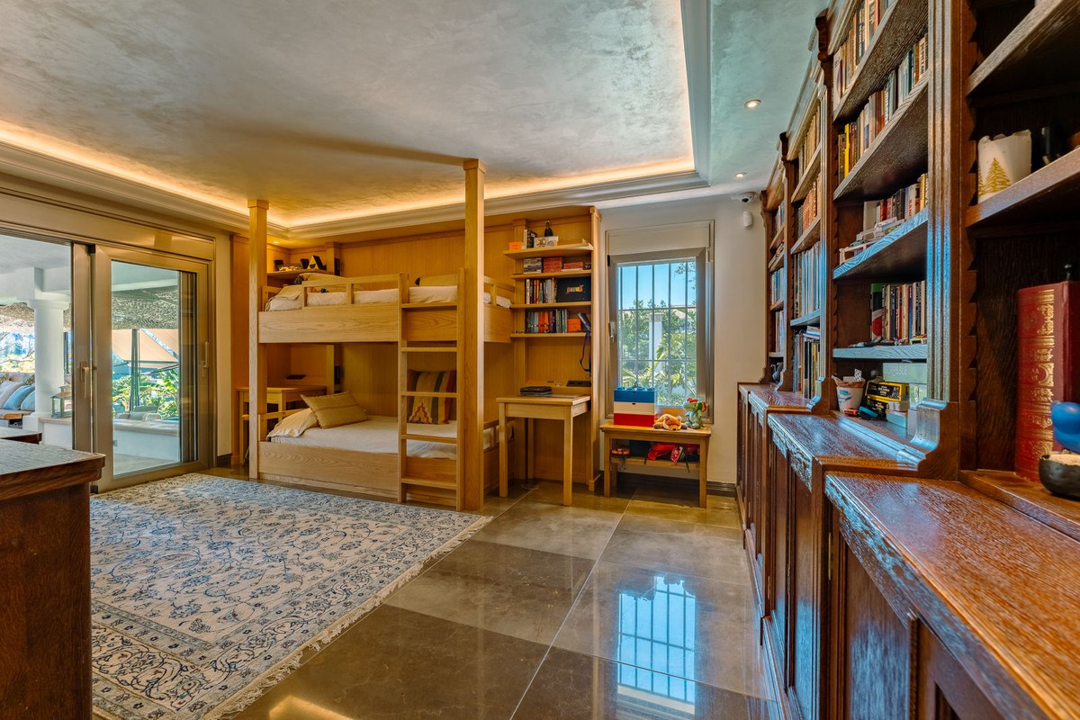 4 Bedroom Villa in San Pedro de Alcántara - Photo 22