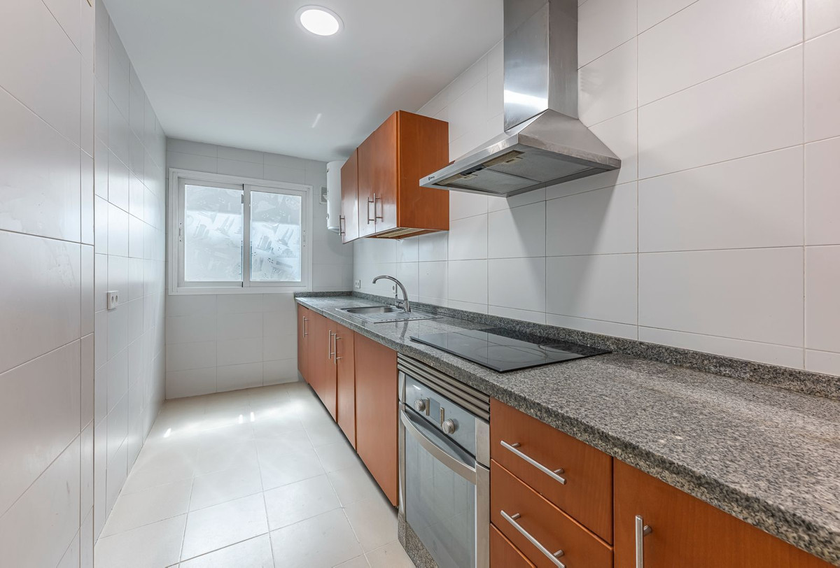 2 Bedroom Apartment in Estepona - Photo 14