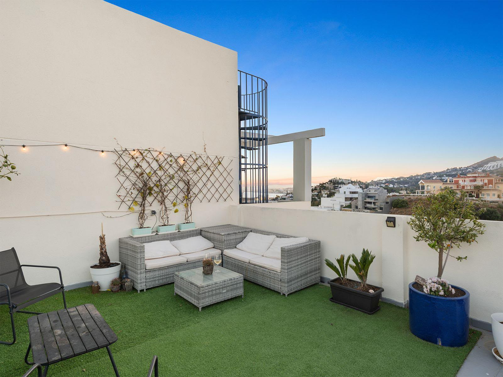 2 Bedroom Penthouse in Benalmádena - Photo 2