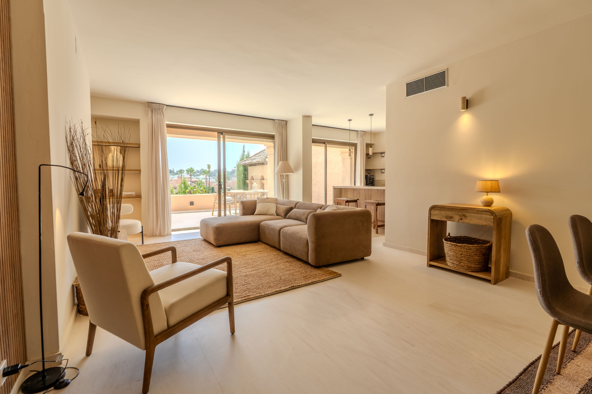 3 Bedroom Apartment in Estepona - Photo 3