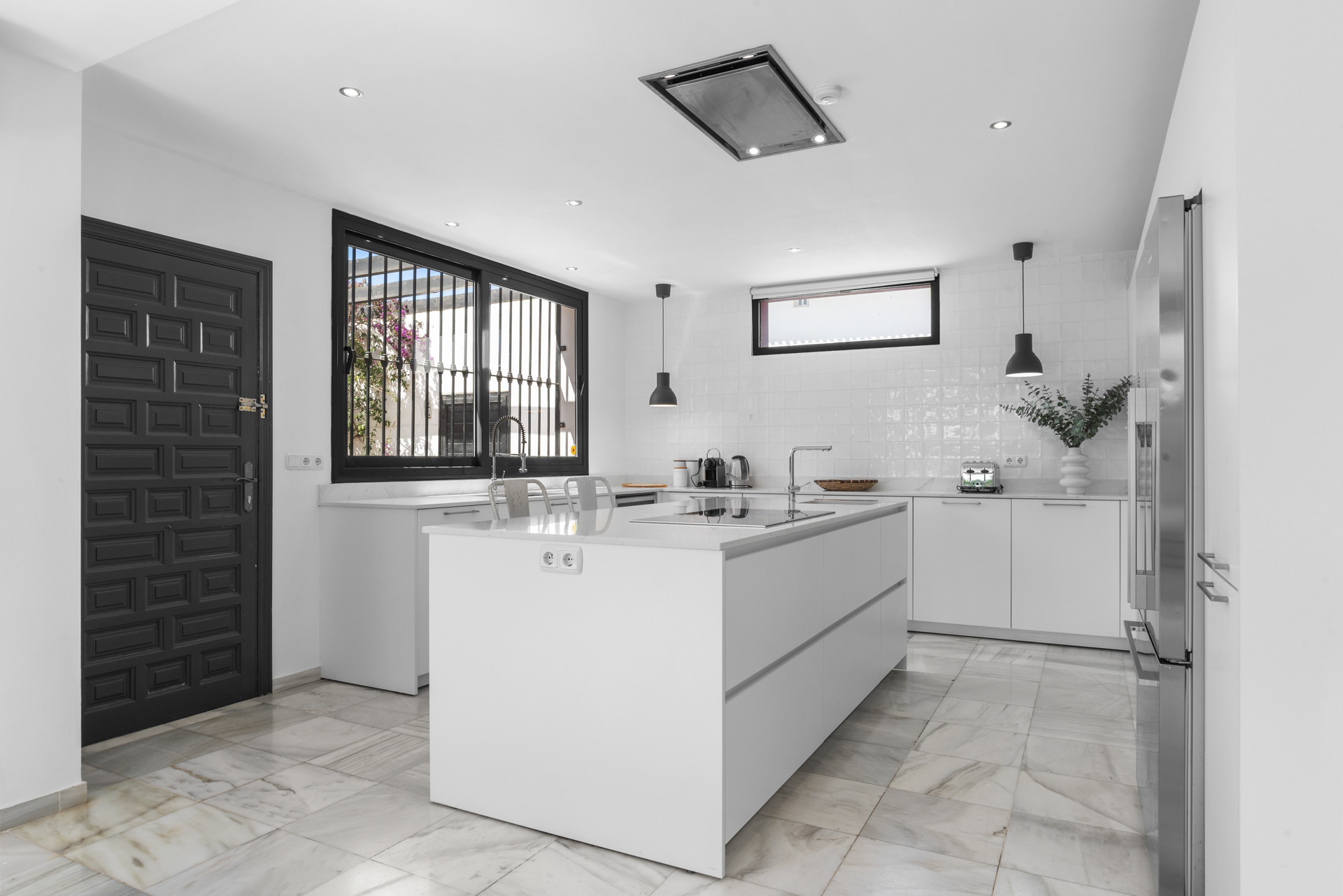 6 Bedroom Villa in Marbella - Photo 4