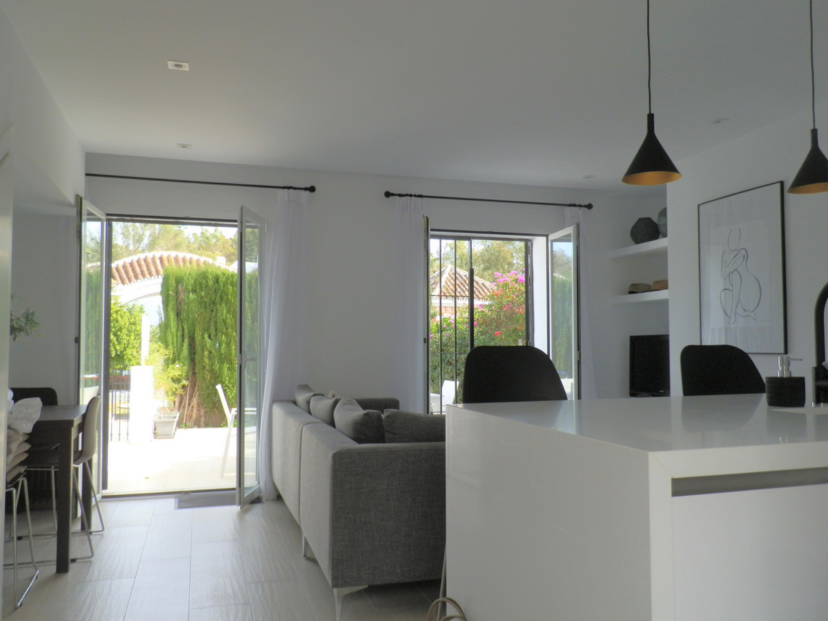 2 Bedroom Townhouse in Marbella - Photo 7