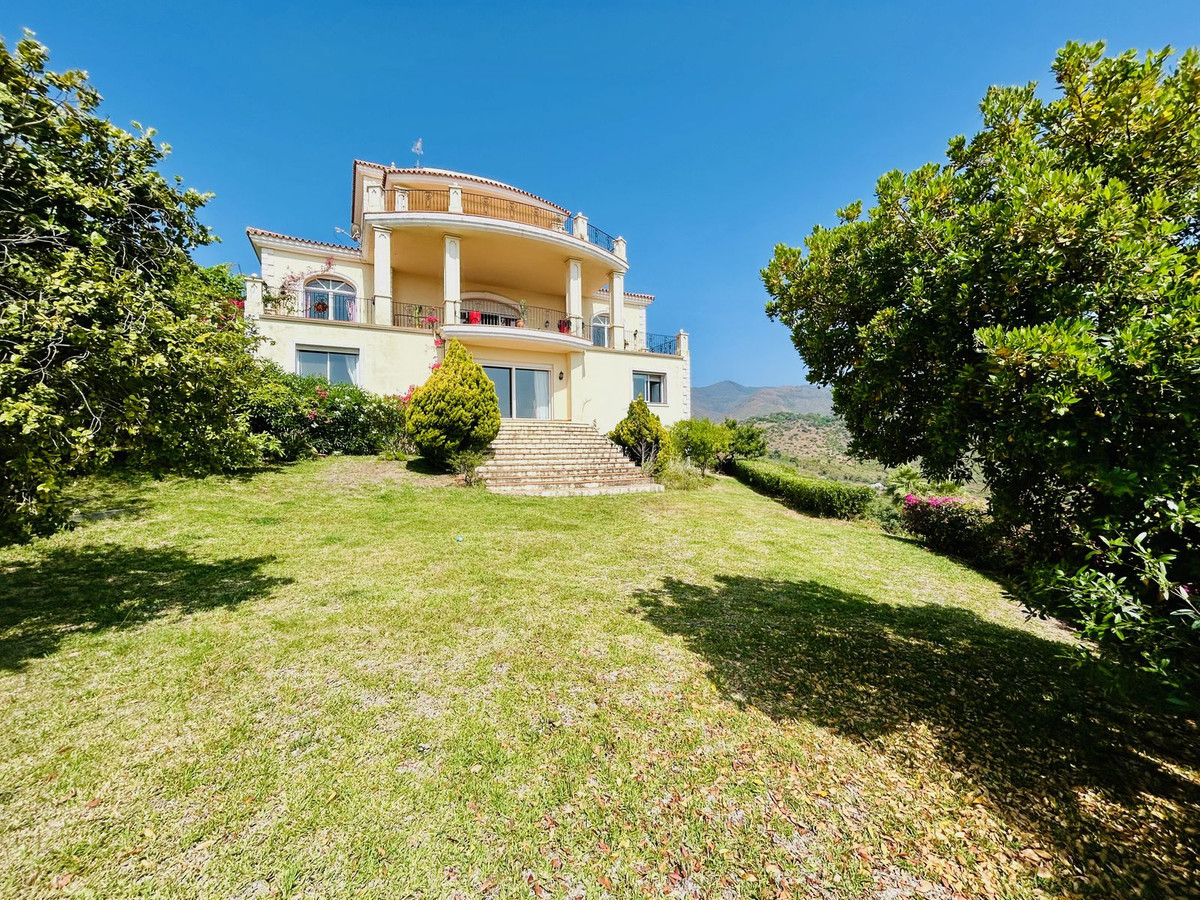 7 Bedroom Villa in Estepona - Photo 8