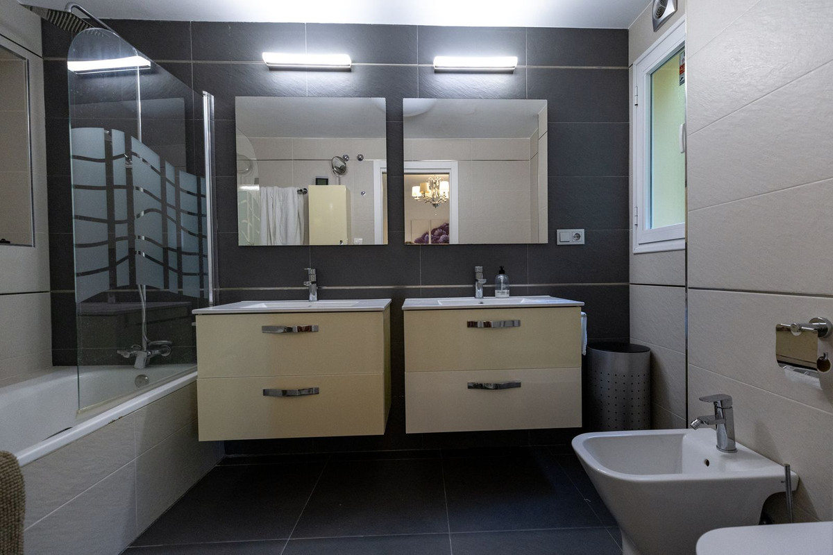 3 Bedroom Apartment in Benalmádena - Photo 17