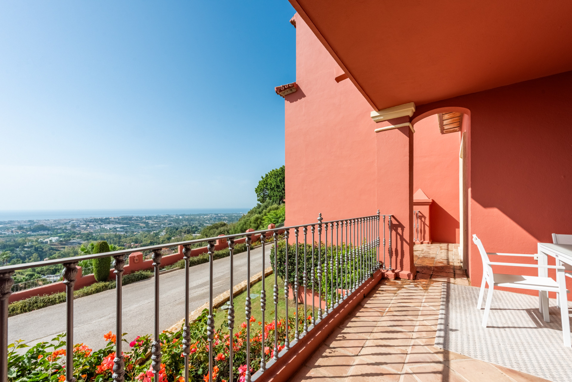 2 Bedroom Apartment in Benahavís - Photo 11