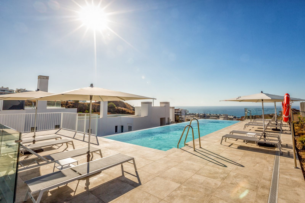 2 Bedroom Apartment in Fuengirola - Photo 3