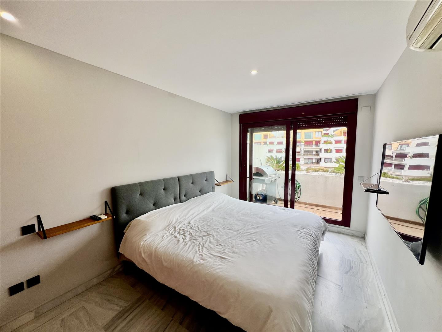 1 Bedroom Apartment in Estepona - Photo 12