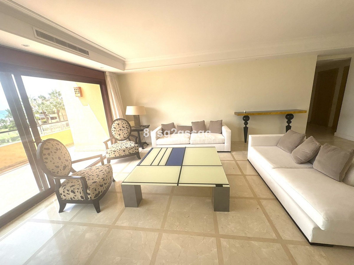 3 Bedroom Penthouse in Estepona - Photo 2