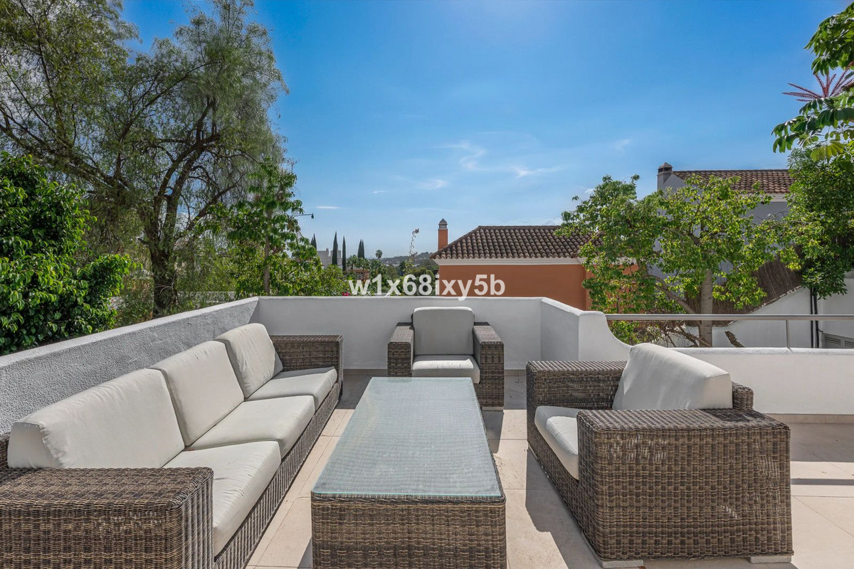 4 Bedroom Villa in Marbella - Photo 12