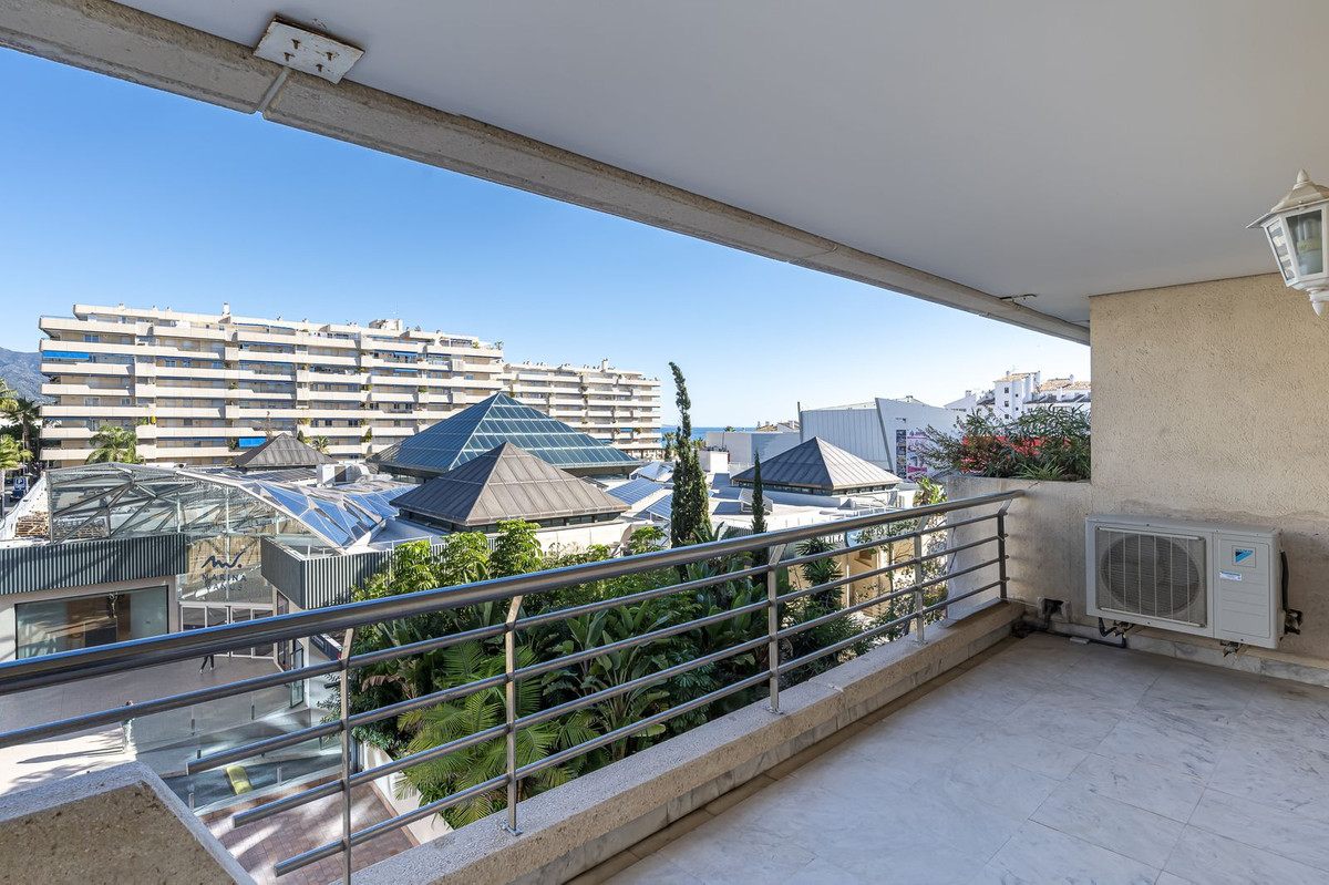 2 Bedroom Apartment in Marbella - Photo 2