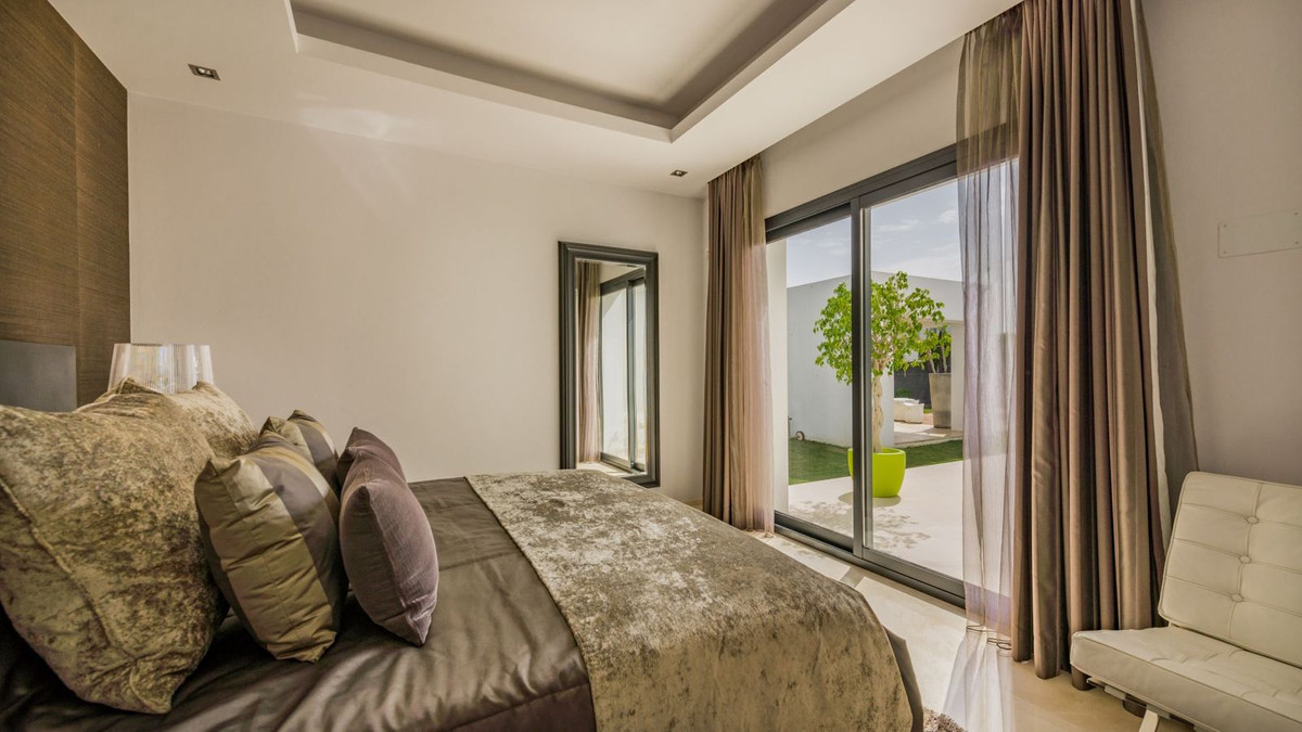 5 Bedroom Villa in Marbella - Photo 10