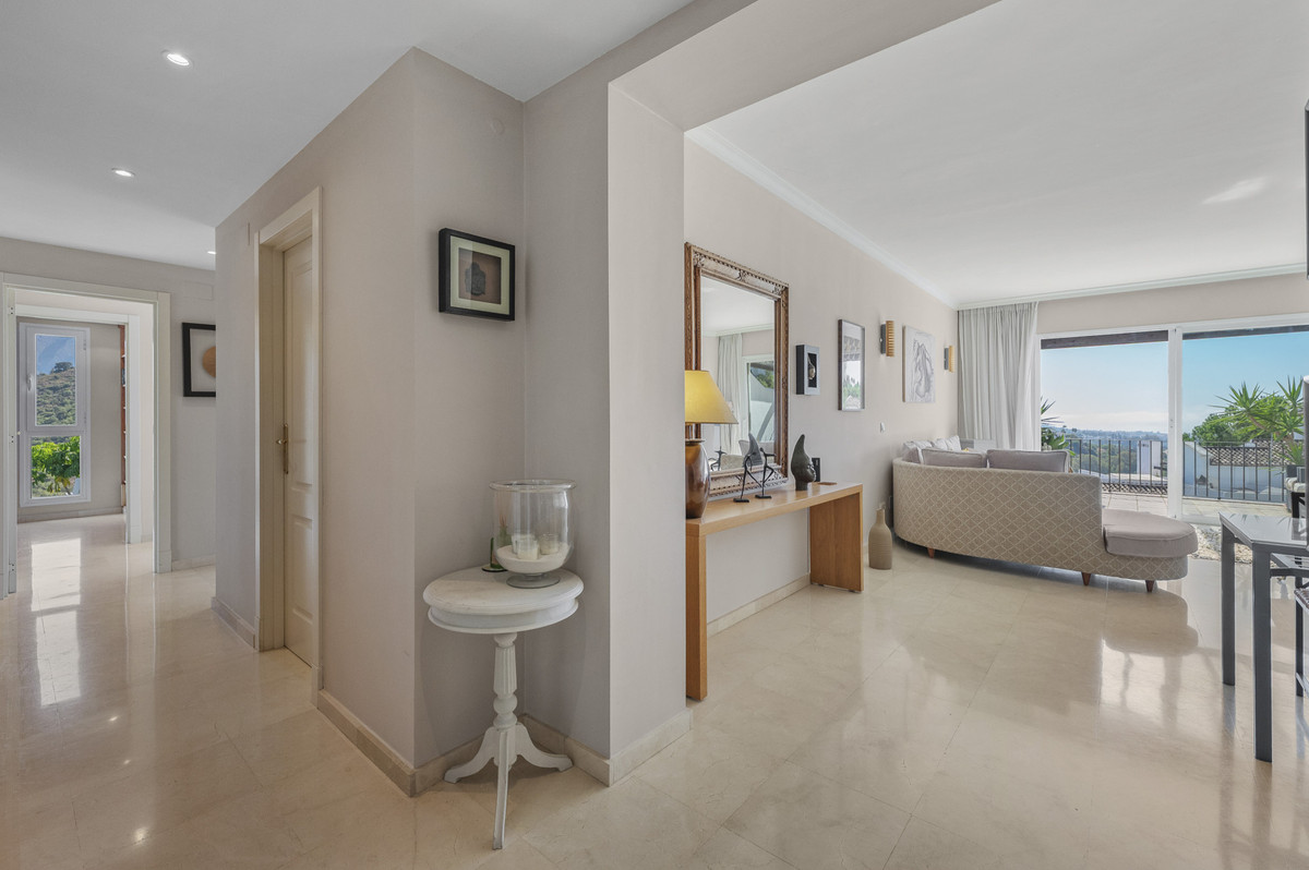 3 Bedroom Penthouse in Benahavís - Photo 9