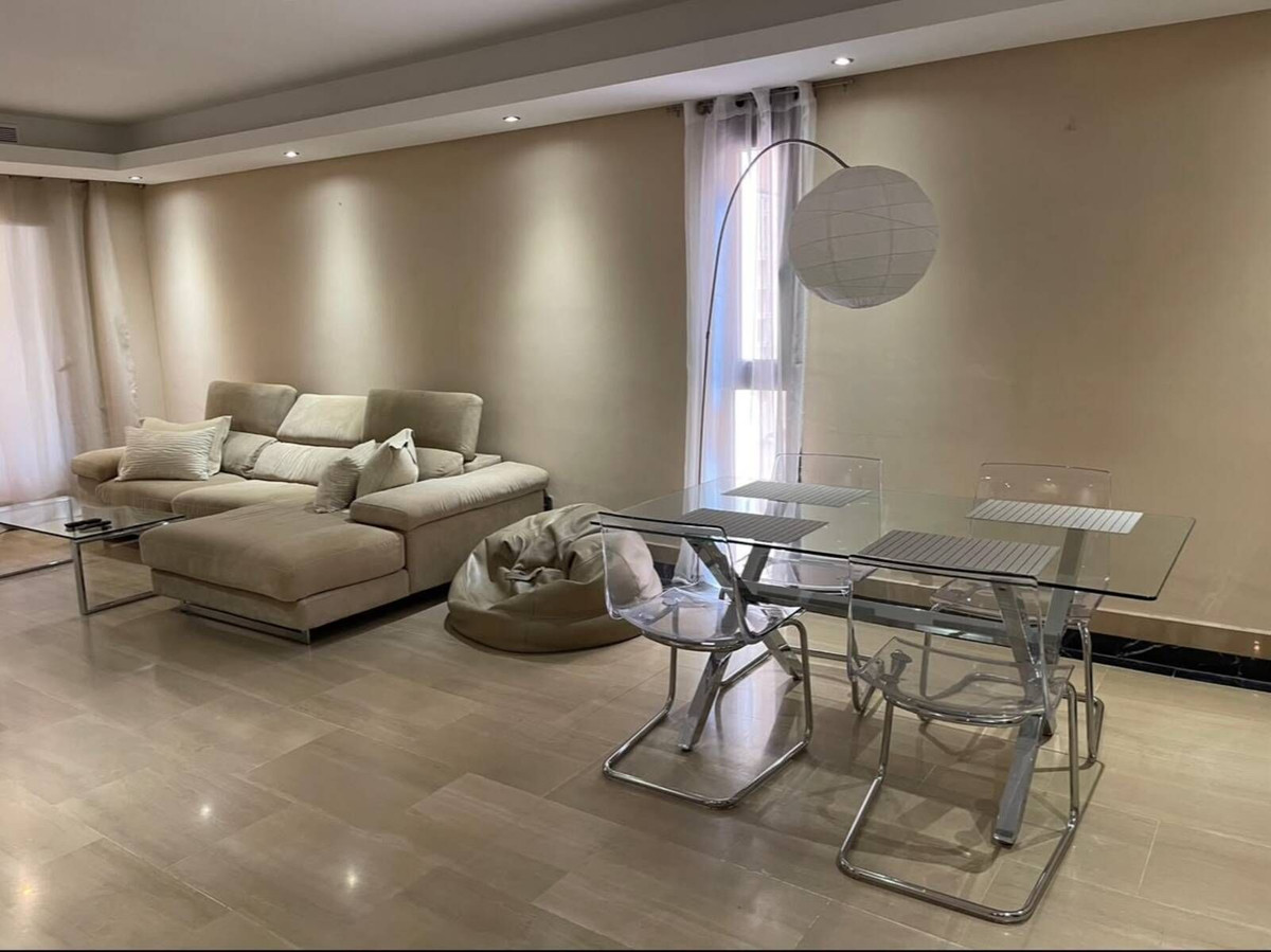 2 Bedroom Apartment in Estepona - Photo 2