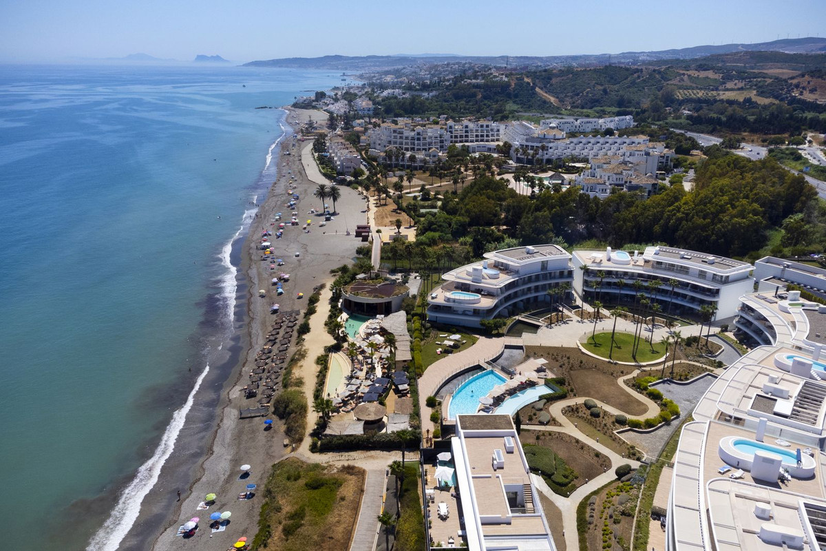 4 Bedroom Apartment in Estepona - Photo 4