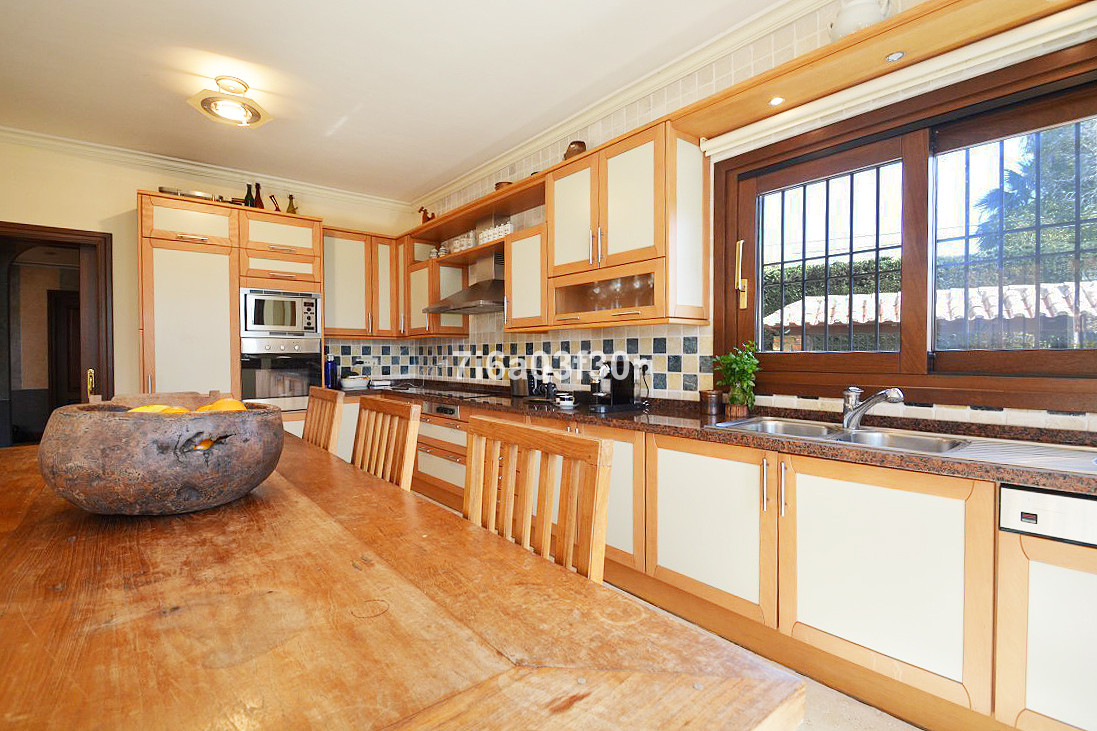 5 Bedroom Villa in Marbella - Photo 26