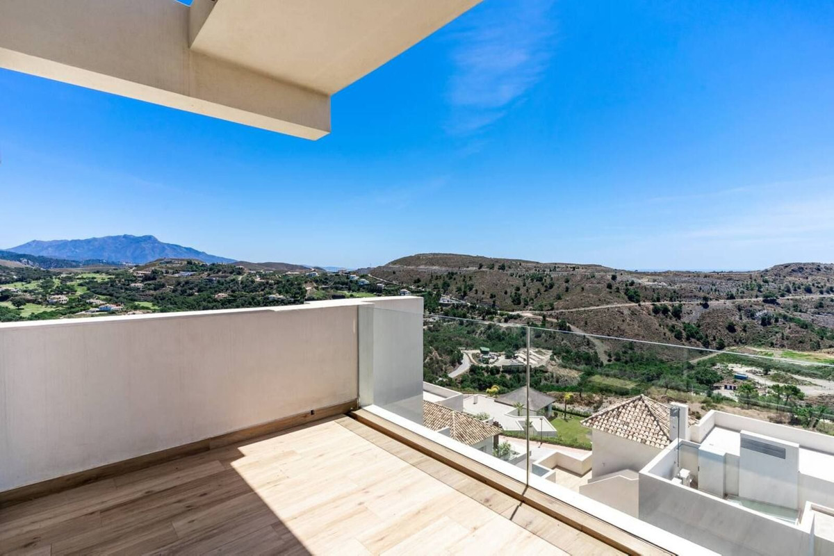 4 Bedroom Penthouse in Benahavís - Photo 21