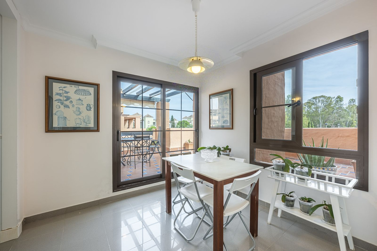 4 Bedroom Penthouse in Estepona - Photo 12