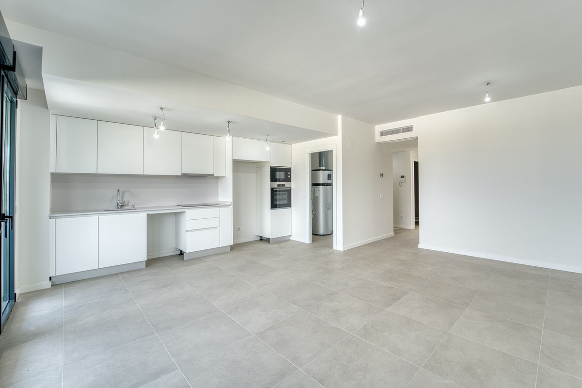 2 Bedroom Apartment in Torremolinos - Photo 3
