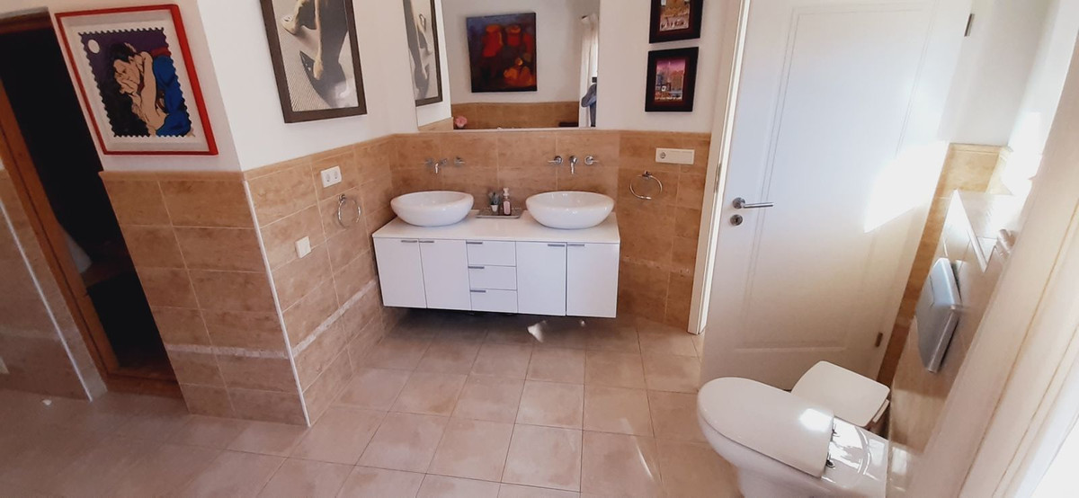 5 Bedroom Villa in Marbella - Photo 18