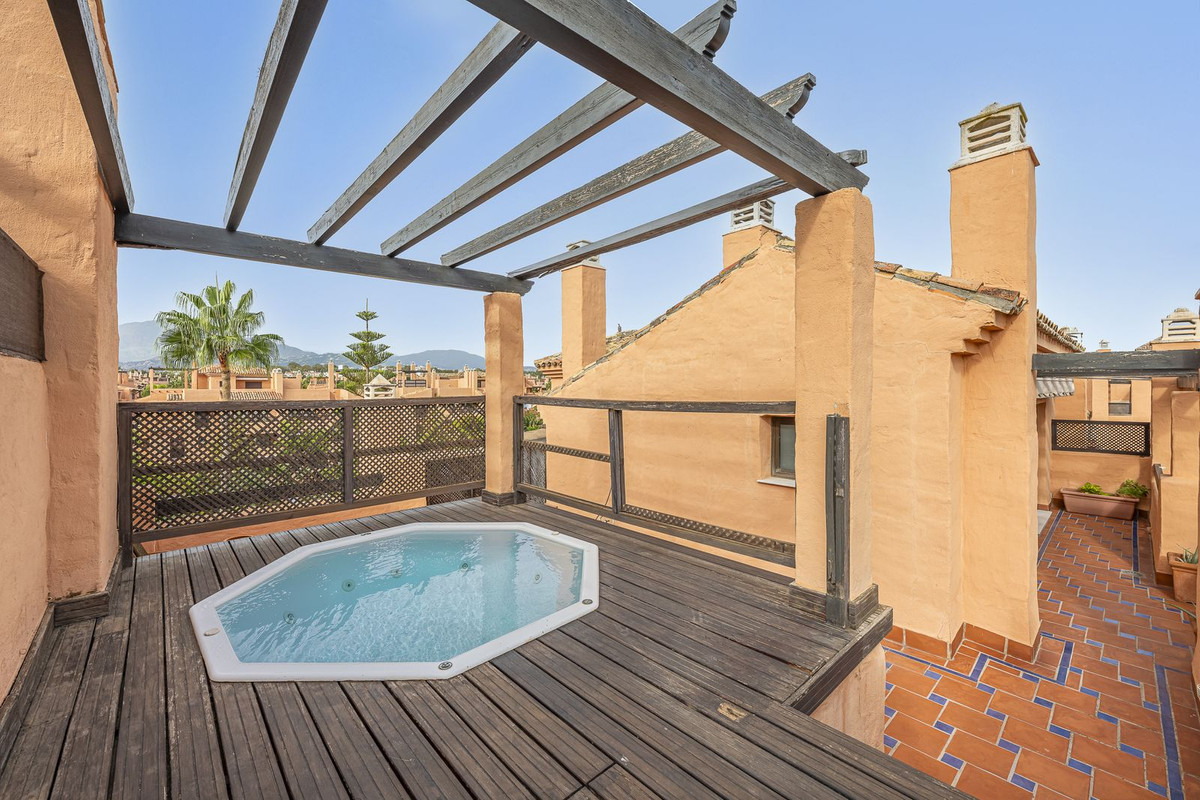 4 Bedroom Penthouse in Estepona - Photo 27