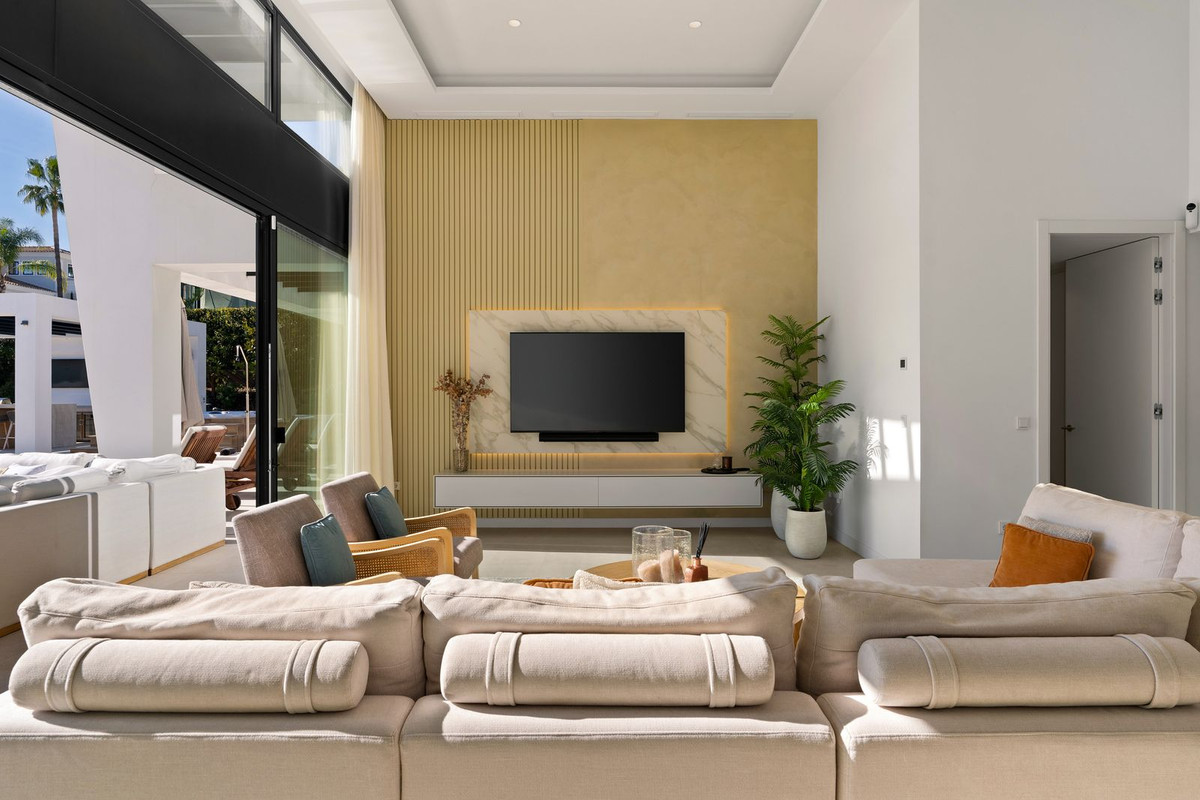 6 Bedroom Villa in Marbella - Photo 13