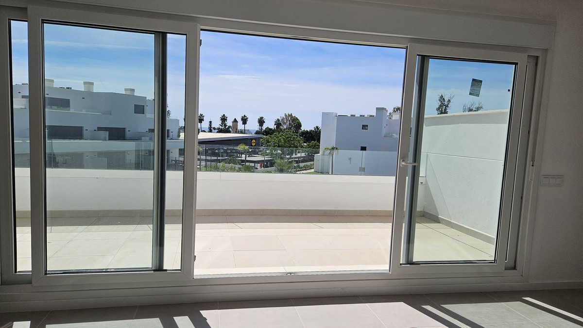 2 Bedroom Apartment in Estepona - Photo 10