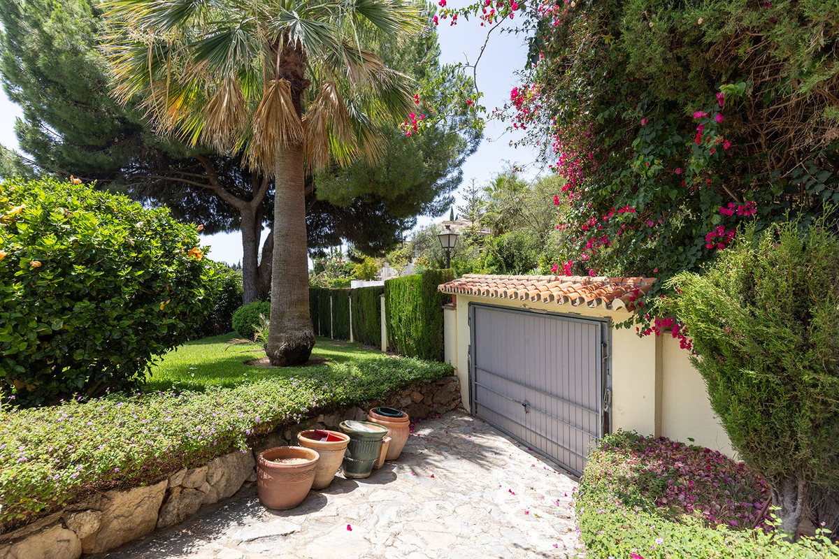 4 Bedroom Villa in Marbella - Photo 8