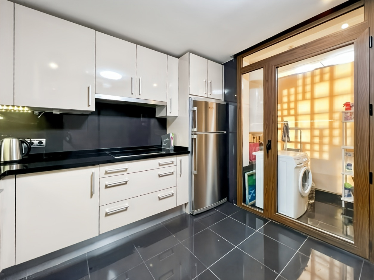 2 Bedroom Apartment in Estepona - Photo 9