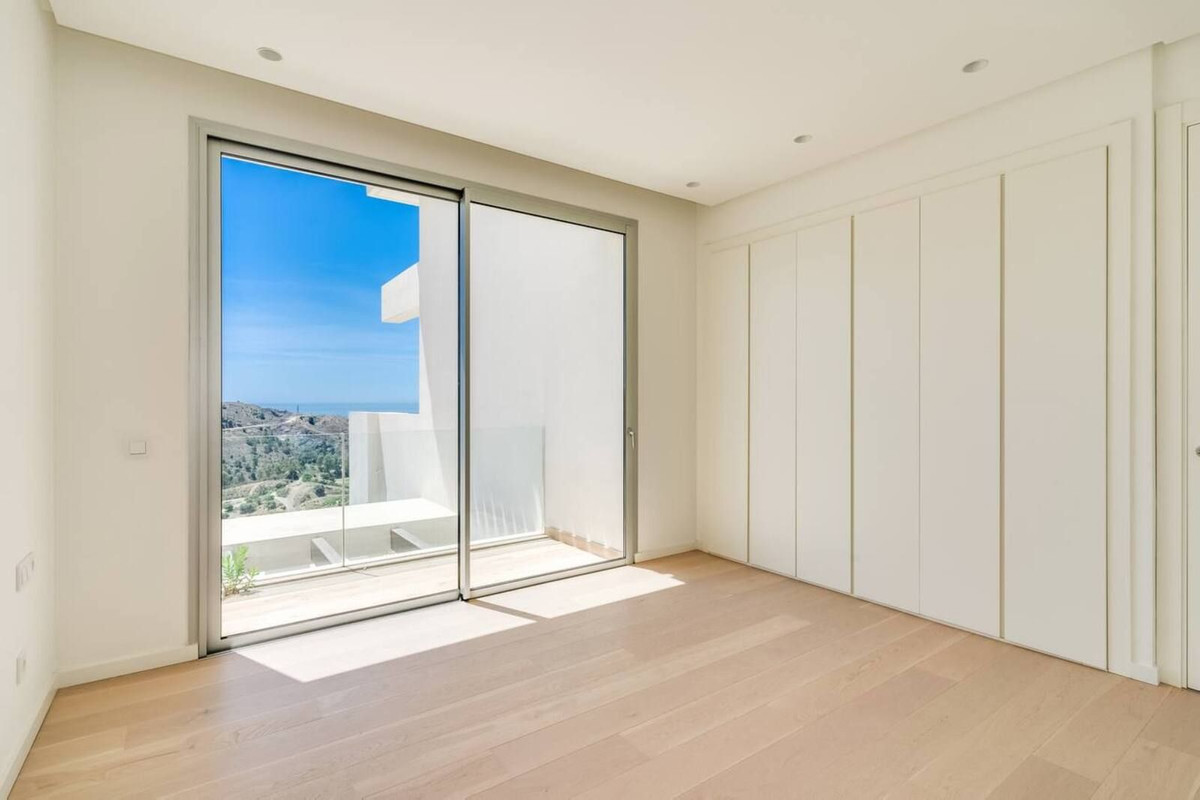 4 Bedroom Penthouse in Benahavís - Photo 12