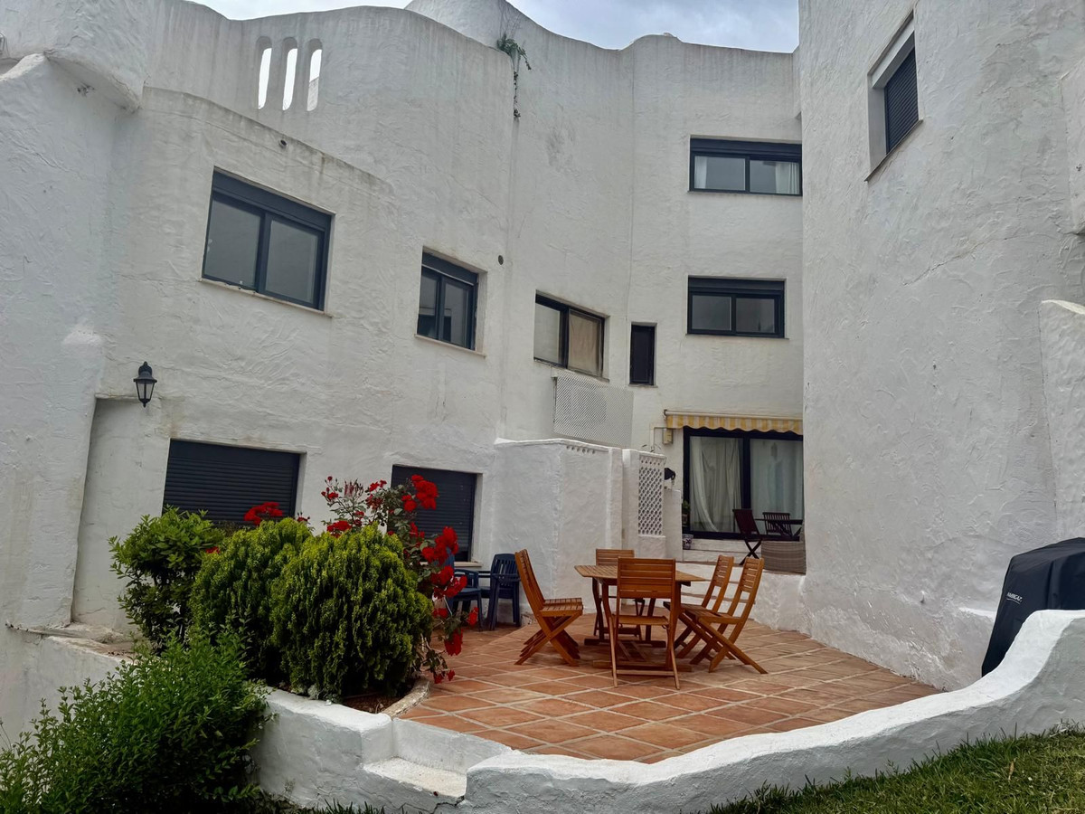 2 Bedroom Apartment in Marbella - Photo 2