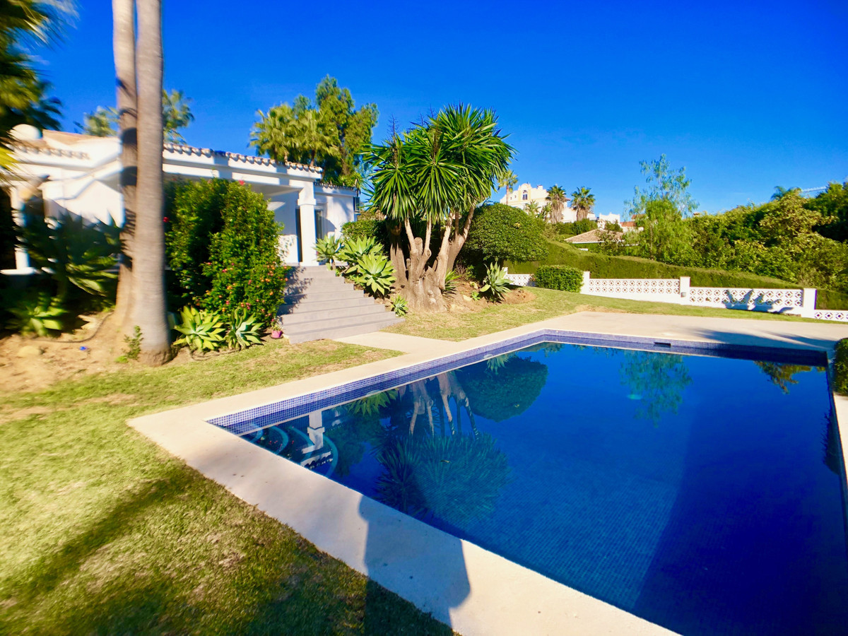 4 Bedroom Villa in Estepona - Photo 26