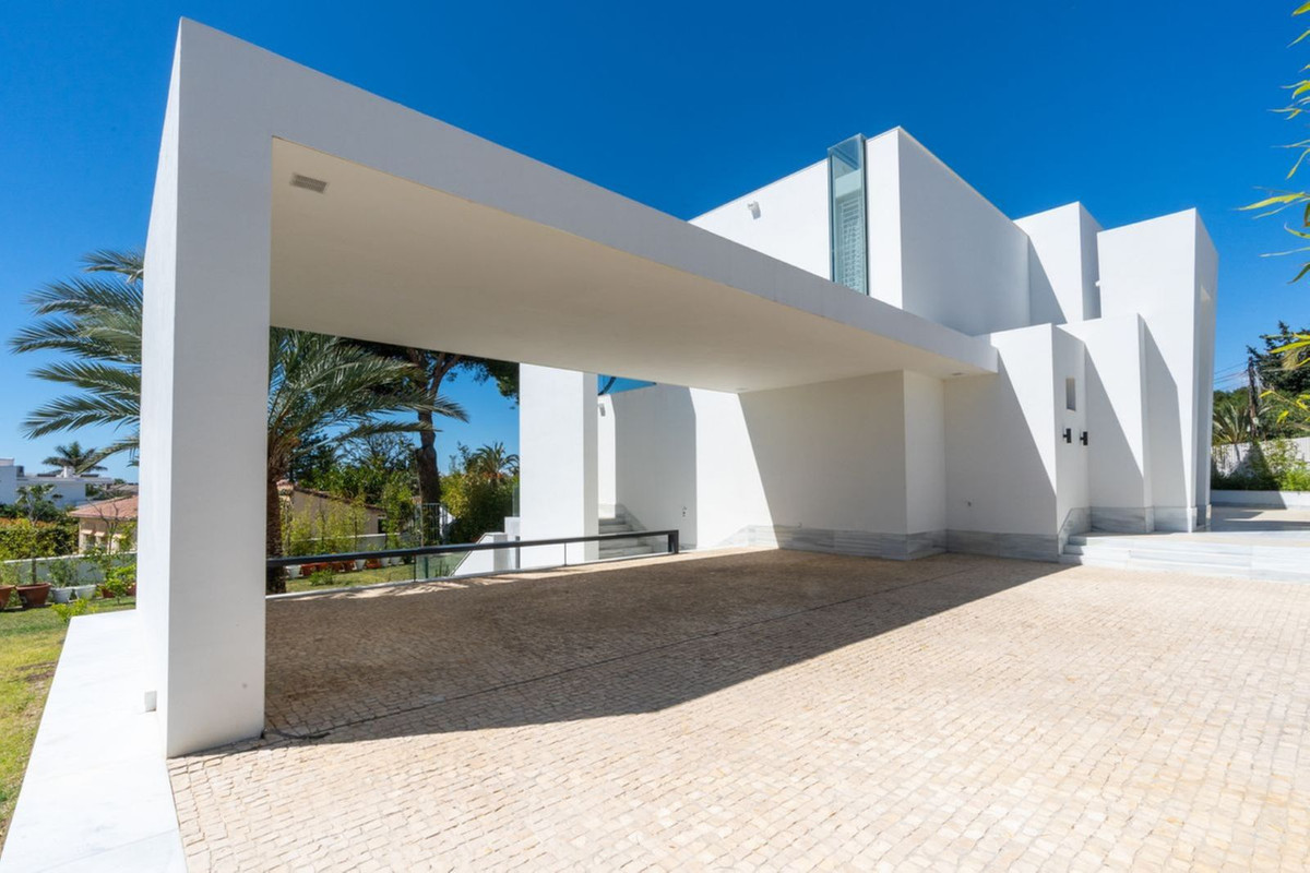 6 Bedroom Villa in Marbella - Photo 2