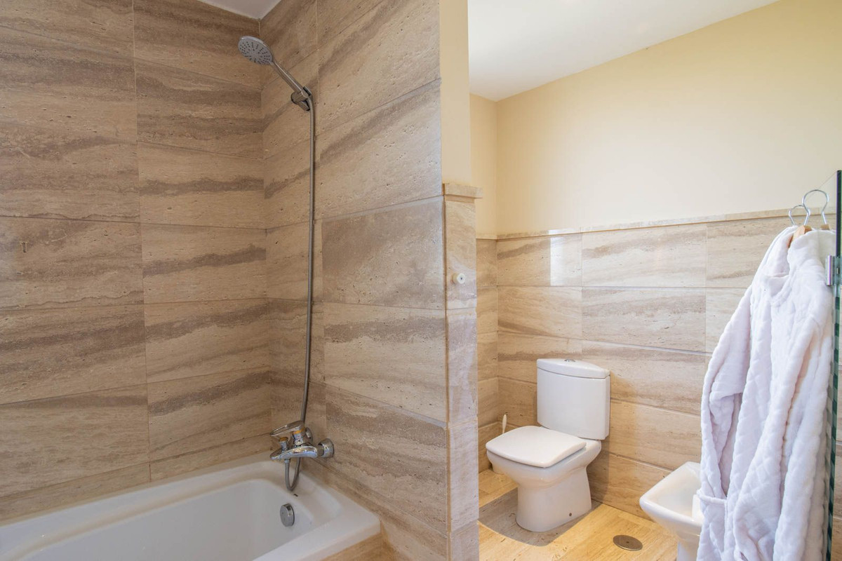 2 Bedroom Apartment in Marbella - Photo 28