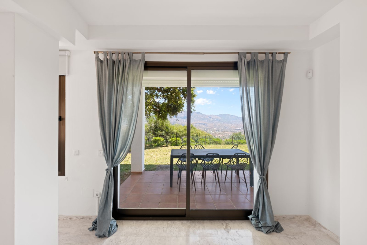 2 Bedroom Apartment in Marbella - Photo 10